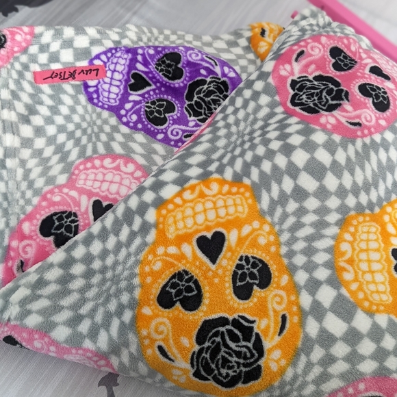 🆕 Neon Sugar Skull Throw 🏵️ Betsey Johnson - Picture 2 of 4